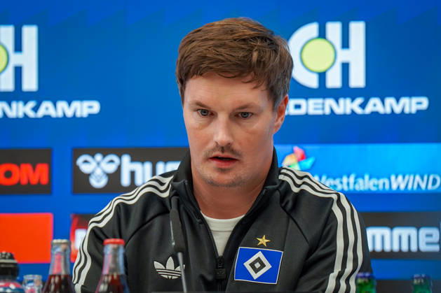 Deutschland: Fussball Bundesliga 2026 - 2027, 7. Spieltag - SC Paderborn vs Hamburger SV - Home-Deluxe-Arena (Paderborn): Merlin Polzin (Trainer, Hamburger SV) Pressekonferenz, Medien, Mimik, Gesichtsausdruck, Emotion Copyright: xJOERANxSTEINSIEKx
