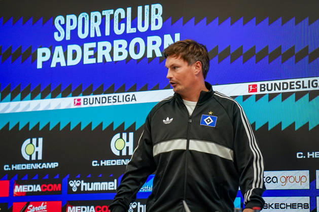 Deutschland: Fussball Bundesliga 2026 - 2027, 7. Spieltag - SC Paderborn vs Hamburger SV - Home-Deluxe-Arena (Paderborn): Merlin Polzin (Trainer, Hamburger SV) Pressekonferenz, Medien, Mimik, Gesichtsausdruck, Emotion Copyright: xJOERANxSTEINSIEKx