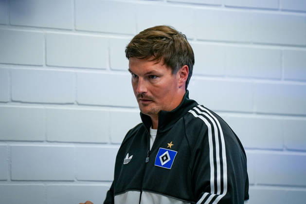 Deutschland: Fussball Bundesliga 2026 - 2027, 7. Spieltag - SC Paderborn vs Hamburger SV - Home-Deluxe-Arena (Paderborn): Ralf Kettemann (Paderborn Trainer) Pressekonferenz, Medien, Mimik, Gesichtsausdruck, Emotion Copyright: xJOERANxSTEINSIEKx
