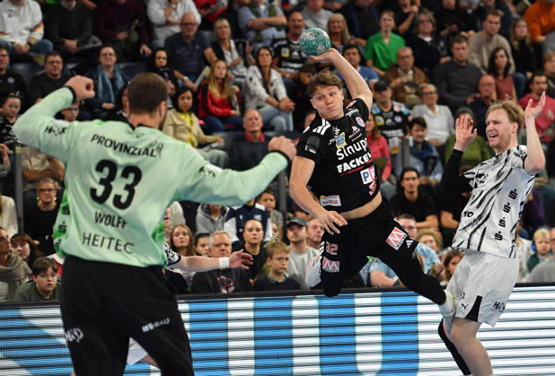 24.10.20262 - Handball - 1. Bundesliga DAIKIN HBL - Saison 2026 2027 - 10. Spieltag: HC Erlangen Metropolregion Nürnberg HCE - THW Kiel - OGo - xogox - Andreas Wolff (33, THW Kiel) Maxsim Lochman (32, HC Erlangen HCE )