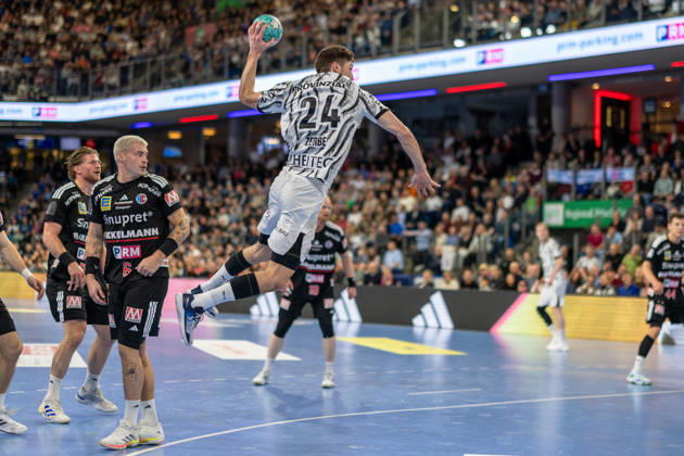 Lukas Zerbe (THW Kiel, 24) beim Wurf. Marek Nissen (HC Erlangen, 06). GER, HC Erlangen vs. THW Kiel, Handball, Opel Handball-Bundesliga, 10. Spieltag, Spielzeit 2026 2027, 24.10.2026 GER, HC Erlangen vs. THW Kiel, Handball, Opel Handball-Bundesliga, 10. Spieltag, Spielzeit 2026 2027, 24.10.2026 Nuernberg Copyright: xEibner-Pressefoto ArdanxFuessmanx EP_AFN