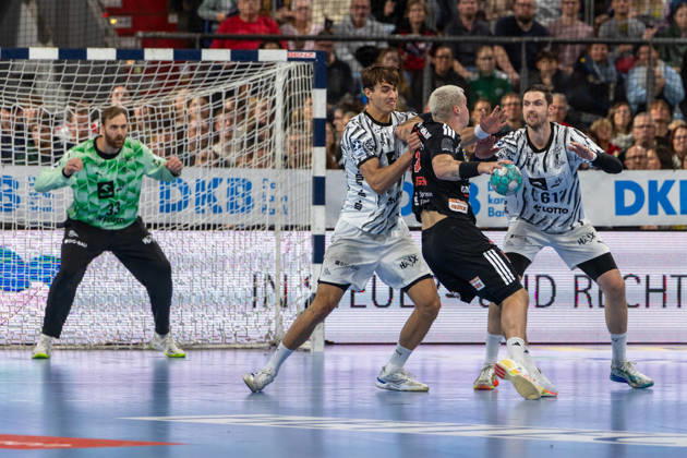 Marek Nissen (HC Erlangen, 06) im Block von Kiel, Hendrik Pekeler (THW Kiel, 61), Tor Andreas Wolff (THW Kiel, 33). GER, HC Erlangen vs. THW Kiel, Handball, Opel Handball-Bundesliga, 10. Spieltag, Spielzeit 2026 2027, 24.10.2026 GER, HC Erlangen vs. THW Kiel, Handball, Opel Handball-Bundesliga, 10. Spieltag, Spielzeit 2026 2027, 24.10.2026 Nuernberg Copyright: xEibner-Pressefoto ArdanxFuessmanx EP_AFN