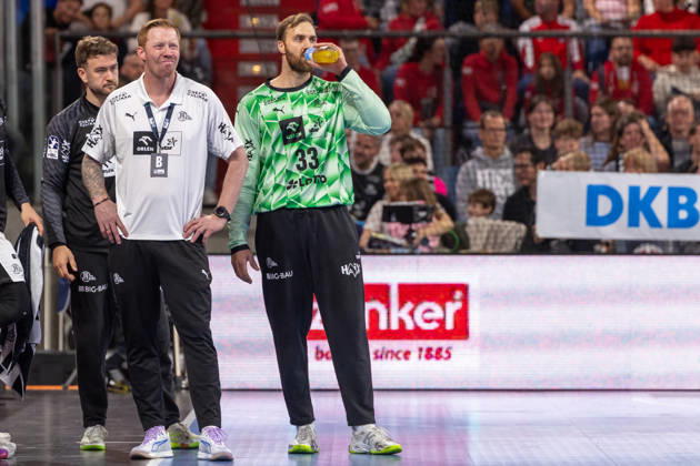 Beratung am spielfeldrand, Boerge Lund (THW Kiel, Trainer), Andreas Wolff (THW Kiel, 33) GER, HC Erlangen vs. THW Kiel, Handball, Opel Handball-Bundesliga, 10. Spieltag, Spielzeit 2026 2027, 24.10.2026 GER, HC Erlangen vs. THW Kiel, Handball, Opel Handball-Bundesliga, 10. Spieltag, Spielzeit 2026 2027, 24.10.2026 Nuernberg Copyright: xEibner-Pressefoto ArdanxFuessmanx EP_AFN