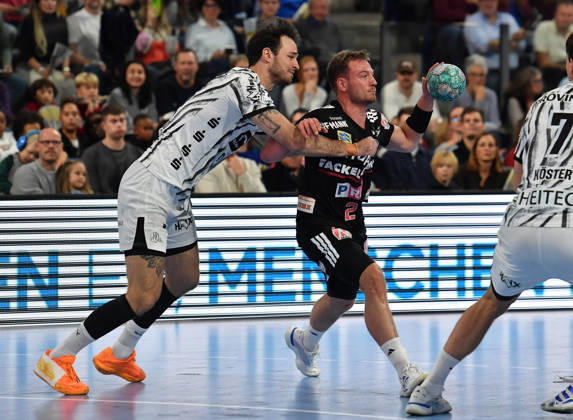 24.10.20262 - Handball - 1. Bundesliga DAIKIN HBL - Saison 2026 2027 - 10. Spieltag: HC Erlangen Metropolregion Nürnberg HCE - THW Kiel - OGo - xogox - Veron Na??inovi?? (93, THW Kiel) Frieder Bandlow (2, HC Erlangen HCE )