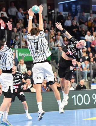 24.10.20262 - Handball - 1. Bundesliga DAIKIN HBL - Saison 2026 2027 - 10. Spieltag: HC Erlangen Metropolregion Nürnberg HCE - THW Kiel - OGo - xogox - Julian Köster (7, THW Kiel) Marek Nissen (6, HC Erlangen HCE )