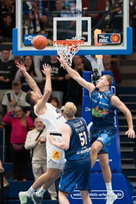 Jure Planinic (MBC, 44), Bent Leuchten (Rostock, 51), Artur Konontsuk (Rostock, 34), Syntainics MBC vs. Rostock Seawolves, BBL, Basketball Männer 1. Bundesliga, 6. Spieltag Saison 2026 27, 24.10.2026. Weißenfels Stadthalle Sachsen-Anhalt Deutschland