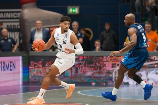 Kostja Mushidi (MBC, 10), DeAndre Lansdowne (Rostock, 9), Syntainics MBC vs. Rostock Seawolves, BBL, Basketball Männer 1. Bundesliga, 6. Spieltag Saison 2026 27, 24.10.2026. Weißenfels Stadthalle Sachsen-Anhalt Deutschland
