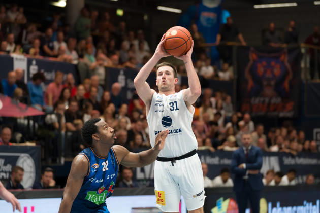 Johnathan Stove (Rostock, 22), Spencer Reaves (MBC, 31), Syntainics MBC vs. Rostock Seawolves, BBL, Basketball Männer 1. Bundesliga, 6. Spieltag Saison 2026 27, 24.10.2026. Weißenfels Stadthalle Sachsen-Anhalt Deutschland