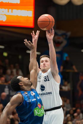 Johnathan Stove (Rostock, 22), Spencer Reaves (MBC, 31), Syntainics MBC vs. Rostock Seawolves, BBL, Basketball Männer 1. Bundesliga, 6. Spieltag Saison 2026 27, 24.10.2026. Weißenfels Stadthalle Sachsen-Anhalt Deutschland