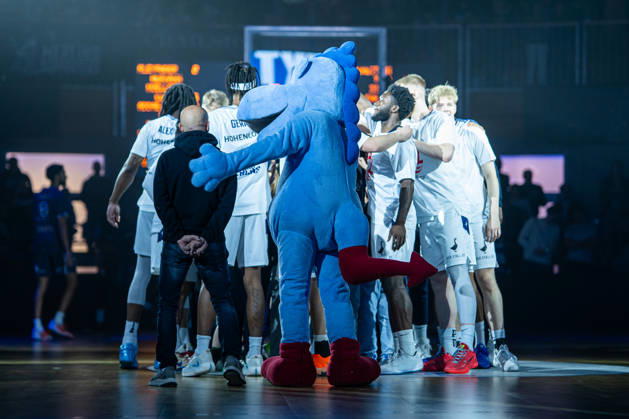 Spieler der Hakro Merlins Crailsheim vor dem Spiel im Kreis, GER, Hakro Merlins Crailsheim vs. Eisbaeren Bremerhaven, Basketball, 2 Basketball Bundesliga ProA, Herren, 6. Spieltag, Spielzeit 2026 2027, 24.10.2026 GER, Hakro Merlins Crailsheim vs. Eisbaeren Bremerhaven, Basketball, 2 Basketball Bundesliga ProA, Herren, 6. Spieltag, Spielzeit 2026 2027, 24.10.2026 Ilshofen Copyright: xEibner-Pressefoto ChristianxLangx EP_CLG