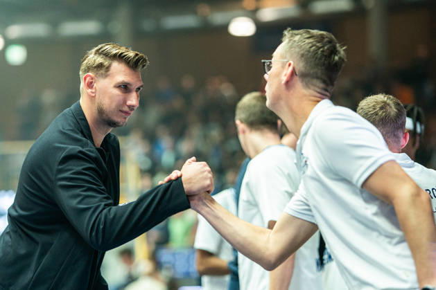 Florian Flabb (Hakro Merlins Crailsheim, Headcoach) vor dem Spiel mit Mannschaftsarzt Klaus Boehme, GER, Hakro Merlins Crailsheim vs. Eisbaeren Bremerhaven, Basketball, 2 Basketball Bundesliga ProA, Herren, 6. Spieltag, Spielzeit 2026 2027, 24.10.2026 GER, Hakro Merlins Crailsheim vs. Eisbaeren Bremerhaven, Basketball, 2 Basketball Bundesliga ProA, Herren, 6. Spieltag, Spielzeit 2026 2027, 24.10.2026 Ilshofen Copyright: xEibner-Pressefoto ChristianxLangx EP_CLG