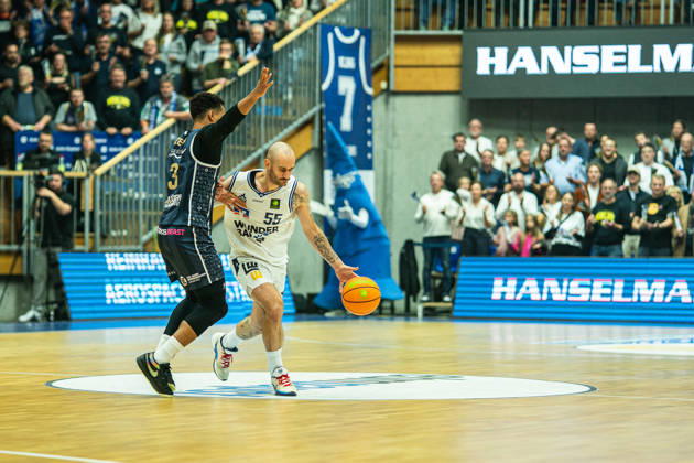 Simon Krajcovic (Hakro Merlins Crailsheim, 55) am Ball im Dribbling gegen Garai Zeeb (Eisbaeren Bremerhaven, 03), GER, Hakro Merlins Crailsheim vs. Eisbaeren Bremerhaven, Basketball, 2 Basketball Bundesliga ProA, Herren, 6. Spieltag, Spielzeit 2026 2027, 24.10.2026 GER, Hakro Merlins Crailsheim vs. Eisbaeren Bremerhaven, Basketball, 2 Basketball Bundesliga ProA, Herren, 6. Spieltag, Spielzeit 2026 2027, 24.10.2026 Ilshofen Copyright: xEibner-Pressefoto ChristianxLangx EP_CLG