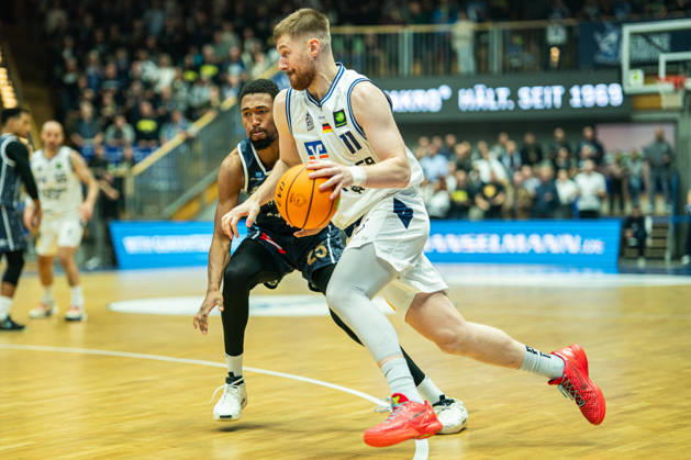 Luc van Slooten (Hakro Merlins Crailsheim, 11) am Ball im Dribbling gegen Jeremiah Oden (Eisbaeren Bremerhaven, 25), GER, Hakro Merlins Crailsheim vs. Eisbaeren Bremerhaven, Basketball, 2 Basketball Bundesliga ProA, Herren, 6. Spieltag, Spielzeit 2026 2027, 24.10.2026 GER, Hakro Merlins Crailsheim vs. Eisbaeren Bremerhaven, Basketball, 2 Basketball Bundesliga ProA, Herren, 6. Spieltag, Spielzeit 2026 2027, 24.10.2026 Ilshofen Copyright: xEibner-Pressefoto ChristianxLangx EP_CLG