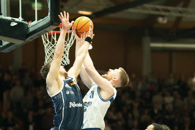 Luc van Slooten (Hakro Merlins Crailsheim, 11) setzt sich gegen Vincent Friederici (Eisbaeren Bremerhaven, 30) durch, GER, Hakro Merlins Crailsheim vs. Eisbaeren Bremerhaven, Basketball, 2 Basketball Bundesliga ProA, Herren, 6. Spieltag, Spielzeit 2026 2027, 24.10.2026 GER, Hakro Merlins Crailsheim vs. Eisbaeren Bremerhaven, Basketball, 2 Basketball Bundesliga ProA, Herren, 6. Spieltag, Spielzeit 2026 2027, 24.10.2026 Ilshofen Copyright: xEibner-Pressefoto ChristianxLangx EP_CLG