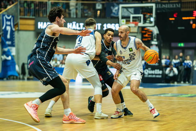 Simon Krajcovic (Hakro Merlins Crailsheim, 55) setzt sich gegen mehrere Gegespieler der Eisbaeren Bremerhaven durch, GER, Hakro Merlins Crailsheim vs. Eisbaeren Bremerhaven, Basketball, 2 Basketball Bundesliga ProA, Herren, 6. Spieltag, Spielzeit 2026 2027, 24.10.2026 GER, Hakro Merlins Crailsheim vs. Eisbaeren Bremerhaven, Basketball, 2 Basketball Bundesliga ProA, Herren, 6. Spieltag, Spielzeit 2026 2027, 24.10.2026 Ilshofen Copyright: xEibner-Pressefoto ChristianxLangx EP_CLG