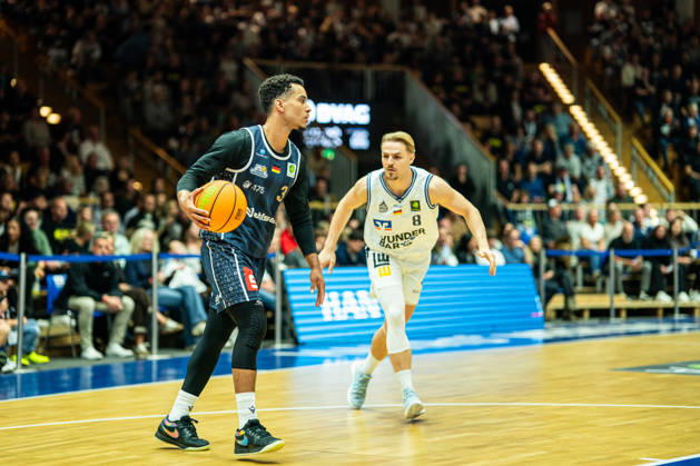 Garai Zeeb (Eisbaeren Bremerhaven, 03) am Ball, Lucas Mayer (Hakro Merlins Crailsheim, 08) im Hintergrund, GER, Hakro Merlins Crailsheim vs. Eisbaeren Bremerhaven, Basketball, 2 Basketball Bundesliga ProA, Herren, 6. Spieltag, Spielzeit 2026 2027, 24.10.2026 GER, Hakro Merlins Crailsheim vs. Eisbaeren Bremerhaven, Basketball, 2 Basketball Bundesliga ProA, Herren, 6. Spieltag, Spielzeit 2026 2027, 24.10.2026 Ilshofen Copyright: xEibner-Pressefoto ChristianxLangx EP_CLG