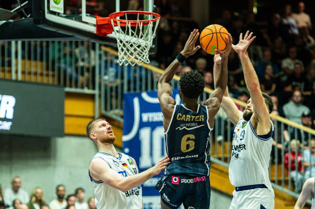 Carlos Deshawn Carter (Eisbaeren Bremerhaven, 06) setzt sich gegen Hendrik Helge Drescher (Hakro Merlins Crailsheim, 09) und Luc van Slooten (Hakro Merlins Crailsheim, 11) durch, GER, Hakro Merlins Crailsheim vs. Eisbaeren Bremerhaven, Basketball, 2 Basketball Bundesliga ProA, Herren, 6. Spieltag, Spielzeit 2026 2027, 24.10.2026 GER, Hakro Merlins Crailsheim vs. Eisbaeren Bremerhaven, Basketball, 2 Basketball Bundesliga ProA, Herren, 6. Spieltag, Spielzeit 2026 2027, 24.10.2026 Ilshofen Copyright: xEibner-Pressefoto ChristianxLangx EP_CLG