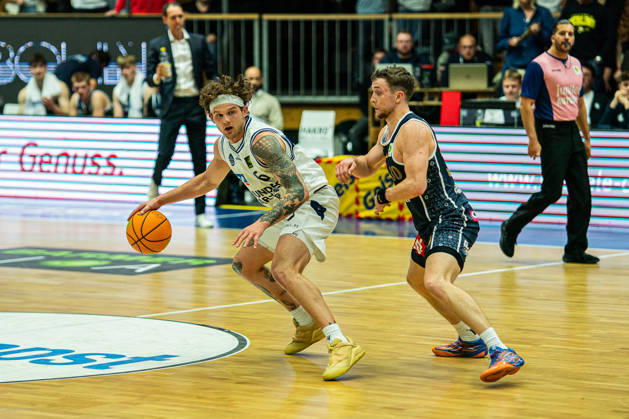 Booker Coplin (Hakro Merlins Crailsheim, 06) im Duell mit Vincent Friederici (Eisbaeren Bremerhaven, 30), GER, Hakro Merlins Crailsheim vs. Eisbaeren Bremerhaven, Basketball, 2 Basketball Bundesliga ProA, Herren, 6. Spieltag, Spielzeit 2026 2027, 24.10.2026 GER, Hakro Merlins Crailsheim vs. Eisbaeren Bremerhaven, Basketball, 2 Basketball Bundesliga ProA, Herren, 6. Spieltag, Spielzeit 2026 2027, 24.10.2026 Ilshofen Copyright: xEibner-Pressefoto ChristianxLangx EP_CLG