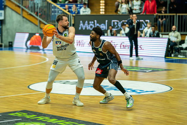 Hendrik Helge Drescher (Hakro Merlins Crailsheim, 09) im Duell mit Carlos Deshawn Carter (Eisbaeren Bremerhaven, 06), GER, Hakro Merlins Crailsheim vs. Eisbaeren Bremerhaven, Basketball, 2 Basketball Bundesliga ProA, Herren, 6. Spieltag, Spielzeit 2026 2027, 24.10.2026 GER, Hakro Merlins Crailsheim vs. Eisbaeren Bremerhaven, Basketball, 2 Basketball Bundesliga ProA, Herren, 6. Spieltag, Spielzeit 2026 2027, 24.10.2026 Ilshofen Copyright: xEibner-Pressefoto ChristianxLangx EP_CLG