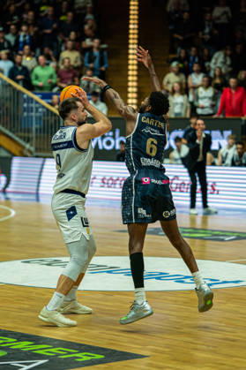 Hendrik Helge Drescher (Hakro Merlins Crailsheim, 09) im Duell mit Carlos Deshawn Carter (Eisbaeren Bremerhaven, 06), GER, Hakro Merlins Crailsheim vs. Eisbaeren Bremerhaven, Basketball, 2 Basketball Bundesliga ProA, Herren, 6. Spieltag, Spielzeit 2026 2027, 24.10.2026 GER, Hakro Merlins Crailsheim vs. Eisbaeren Bremerhaven, Basketball, 2 Basketball Bundesliga ProA, Herren, 6. Spieltag, Spielzeit 2026 2027, 24.10.2026 Ilshofen Copyright: xEibner-Pressefoto ChristianxLangx EP_CLG