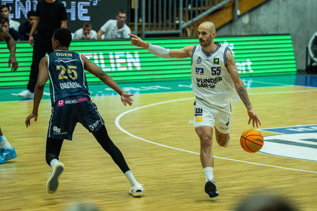 Simon Krajcovic (Hakro Merlins Crailsheim, 55) dirigiert seine Mitspieler beim Spielaufbau, GER, Hakro Merlins Crailsheim vs. Eisbaeren Bremerhaven, Basketball, 2 Basketball Bundesliga ProA, Herren, 6. Spieltag, Spielzeit 2026 2027, 24.10.2026 GER, Hakro Merlins Crailsheim vs. Eisbaeren Bremerhaven, Basketball, 2 Basketball Bundesliga ProA, Herren, 6. Spieltag, Spielzeit 2026 2027, 24.10.2026 Ilshofen Copyright: xEibner-Pressefoto ChristianxLangx EP_CLG