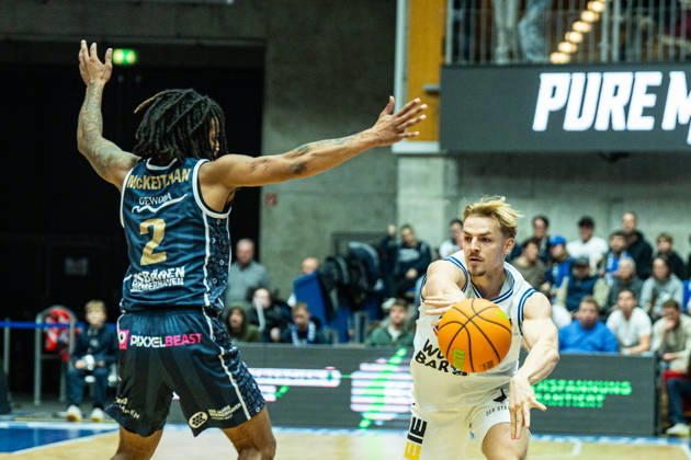 Lucas Mayer (Hakro Merlins Crailsheim, 08) beim Pass gegen den Block von Corey McKeithan (Eisbaeren Bremerhaven, 02), GER, Hakro Merlins Crailsheim vs. Eisbaeren Bremerhaven, Basketball, 2 Basketball Bundesliga ProA, Herren, 6. Spieltag, Spielzeit 2026 2027, 24.10.2026 GER, Hakro Merlins Crailsheim vs. Eisbaeren Bremerhaven, Basketball, 2 Basketball Bundesliga ProA, Herren, 6. Spieltag, Spielzeit 2026 2027, 24.10.2026 Ilshofen Copyright: xEibner-Pressefoto ChristianxLangx EP_CLG