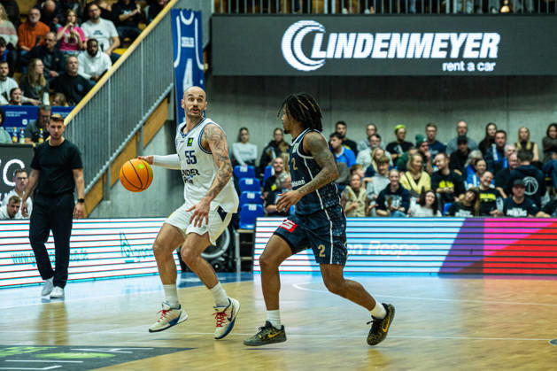 Simon Krajcovic (Hakro Merlins Crailsheim, 55) am Ball gegen Corey McKeithan (Eisbaeren Bremerhaven, 02), GER, Hakro Merlins Crailsheim vs. Eisbaeren Bremerhaven, Basketball, 2 Basketball Bundesliga ProA, Herren, 6. Spieltag, Spielzeit 2026 2027, 24.10.2026 GER, Hakro Merlins Crailsheim vs. Eisbaeren Bremerhaven, Basketball, 2 Basketball Bundesliga ProA, Herren, 6. Spieltag, Spielzeit 2026 2027, 24.10.2026 Ilshofen Copyright: xEibner-Pressefoto ChristianxLangx EP_CLG