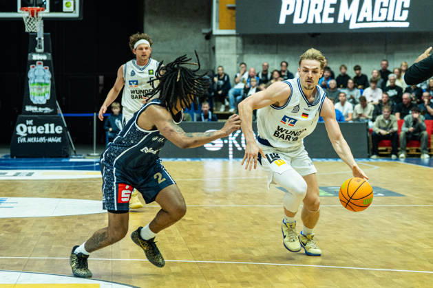 Lucas Mayer (Hakro Merlins Crailsheim, 08) im Duell gegen Corey McKeithan (Eisbaeren Bremerhaven, 02), GER, Hakro Merlins Crailsheim vs. Eisbaeren Bremerhaven, Basketball, 2 Basketball Bundesliga ProA, Herren, 6. Spieltag, Spielzeit 2026 2027, 24.10.2026 GER, Hakro Merlins Crailsheim vs. Eisbaeren Bremerhaven, Basketball, 2 Basketball Bundesliga ProA, Herren, 6. Spieltag, Spielzeit 2026 2027, 24.10.2026 Ilshofen Copyright: xEibner-Pressefoto ChristianxLangx EP_CLG