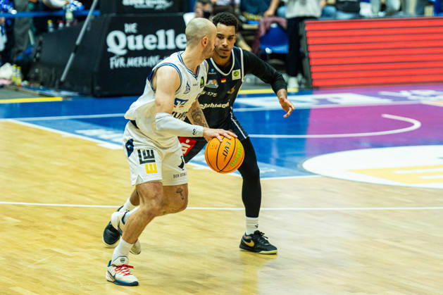 Simon Krajcovic (Hakro Merlins Crailsheim, 55) im Duell mit Garai Zeeb (Eisbaeren Bremerhaven, 03) GER, Hakro Merlins Crailsheim vs. Eisbaeren Bremerhaven, Basketball, 2 Basketball Bundesliga ProA, Herren, 6. Spieltag, Spielzeit 2026 2027, 24.10.2026 GER, Hakro Merlins Crailsheim vs. Eisbaeren Bremerhaven, Basketball, 2 Basketball Bundesliga ProA, Herren, 6. Spieltag, Spielzeit 2026 2027, 24.10.2026 Ilshofen Copyright: xEibner-Pressefoto ChristianxLangx EP_CLG