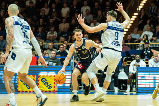 Vincent Friederici (Eisbaeren Bremerhaven, 30) setzt sich gegen Hendrik Helge Drescher (Hakro Merlins Crailsheim, 09) durch, GER, Hakro Merlins Crailsheim vs. Eisbaeren Bremerhaven, Basketball, 2 Basketball Bundesliga ProA, Herren, 6. Spieltag, Spielzeit 2026 2027, 24.10.2026 GER, Hakro Merlins Crailsheim vs. Eisbaeren Bremerhaven, Basketball, 2 Basketball Bundesliga ProA, Herren, 6. Spieltag, Spielzeit 2026 2027, 24.10.2026 Ilshofen Copyright: xEibner-Pressefoto ChristianxLangx EP_CLG