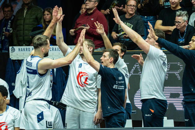 Hendrik Helge Drescher (Hakro Merlins Crailsheim, 09) klatscht mit seinen Mitspielern auf der Bank ab, GER, Hakro Merlins Crailsheim vs. Eisbaeren Bremerhaven, Basketball, 2 Basketball Bundesliga ProA, Herren, 6. Spieltag, Spielzeit 2026 2027, 24.10.2026 GER, Hakro Merlins Crailsheim vs. Eisbaeren Bremerhaven, Basketball, 2 Basketball Bundesliga ProA, Herren, 6. Spieltag, Spielzeit 2026 2027, 24.10.2026 Ilshofen Copyright: xEibner-Pressefoto ChristianxLangx EP_CLG