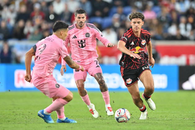 October 24, 2026, Harrison, New Jersey, United States of America: Harrison, New Jersey United States of America. 24 Oct, 2026. New York Red Bulls forward JULIAN HALL (16) and Inter Miami CF forward LUIS SUAREZ (9) and Inter Miami CF midfielder RODRIGO DE PAUL (7) in action at Sports Illustrated Stadium New York Red Bulls defeat Inter Miami CF 2 to 0. Credit: , Jr. Zuma Press MLS, Fussball Herren, USA 2026: New York Red Bulls 2:0 Inter Miami CF  - ZUMAa301 20261024_aaf_a301_029 Copyright: xBrooksxVonxArxx