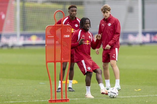 GER, Leipzig, Fussball, oeffentliches Training RB Leipzig im Bild v.l.: Johan Bakayoko (RB Leipzig 11), Aktion mit Ball 25.10.2026, RB Leipzig Training Akademie Cottaweg Leipzig DFL DFB REGULATIONS PROHIBIT ANY USE OF PHOTOGRAPHS AS IMAGE SEQUENCES AND OR QUASI-VIDEO, Copyright: HMBxMedia PaulxFritz