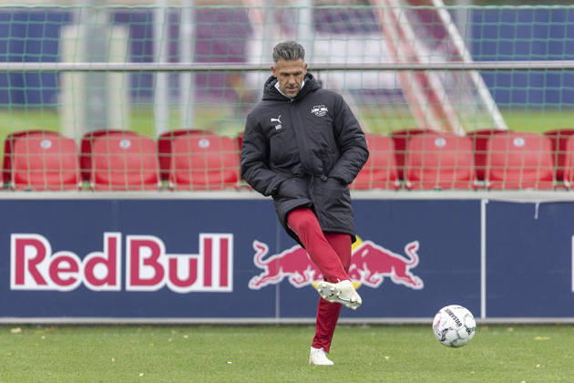 GER, Leipzig, Fussball, oeffentliches Training RB Leipzig im Bild v.l.: Martin Demichelis (Cheftrainer RB Leipzig), 25.10.2026, RB Leipzig Training Akademie Cottaweg Leipzig DFL DFB REGULATIONS PROHIBIT ANY USE OF PHOTOGRAPHS AS IMAGE SEQUENCES AND OR QUASI-VIDEO, Copyright: HMBxMedia PaulxFritz