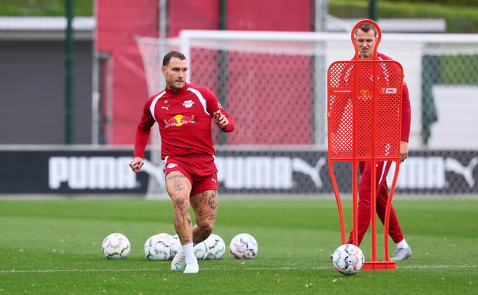 RB Leipzig Training Bundesliga Leipzig, 25.10.2026, RBL Akademie Trainingszentrum, Fussball, Bundesliga , RB Leipzig - Training , Im Bild v.l.: David Raum (22, RB Leipzig) und Lukas Klostermann (16, RB Leipzig) ,
