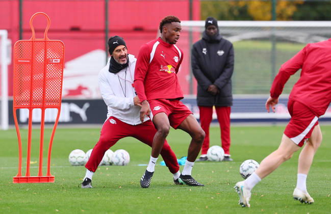 RB Leipzig Training Bundesliga Leipzig, 25.10.2026, RBL Akademie Trainingszentrum, Fussball, Bundesliga , RB Leipzig - Training , Im Bild v.l.: Co-Trainer Jan Zimmermann (RB Leipzig) und Abdoul Kone ( 2, RB Leipzig),