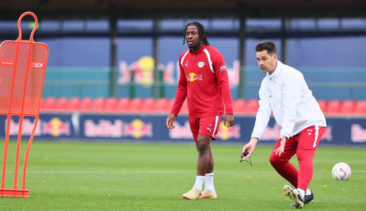 RB Leipzig Training Bundesliga Leipzig, 25.10.2026, RBL Akademie Trainingszentrum, Fussball, Bundesliga , RB Leipzig - Training , Im Bild v.l.: Johan Bakayoko ( 11, RB Leipzig) und Co-Trainer Thomas Stefan Buck (RB Leipzig) ,