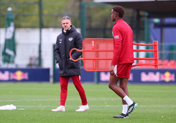 RB Leipzig Training Bundesliga Leipzig, 25.10.2026, RBL Akademie Trainingszentrum, Fussball, Bundesliga , RB Leipzig - Training , Im Bild v.l.: Trainer Martin Demichelis, RB Leipzig und Abdoul Kone ( 2, RB Leipzig) ,