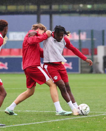 RB Leipzig Training Bundesliga Leipzig, 25.10.2026, RBL Akademie Trainingszentrum, Fussball, Bundesliga , RB Leipzig - Training , Im Bild: Johan Bakayoko ( re., 11, RB Leipzig) wird von Benno Kaltefleiter (37, RB Leipzig) attackiert ,