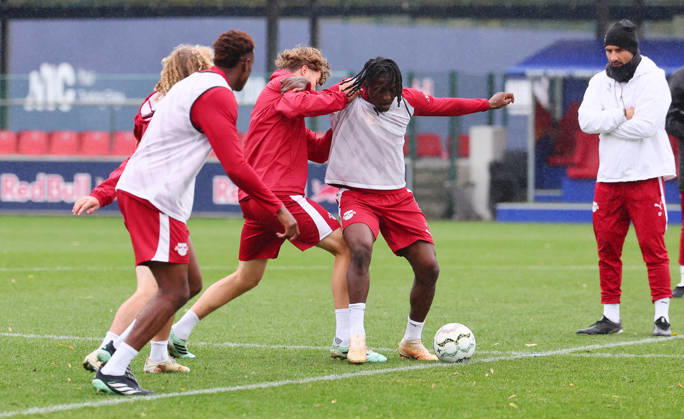 RB Leipzig Training Bundesliga Leipzig, 25.10.2026, RBL Akademie Trainingszentrum, Fussball, Bundesliga , RB Leipzig - Training , Im Bild: Johan Bakayoko ( re., 11, RB Leipzig) wird von Benno Kaltefleiter (37, RB Leipzig) attackiert ,