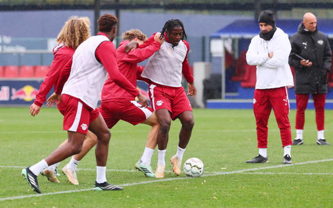 RB Leipzig Training Bundesliga Leipzig, 25.10.2026, RBL Akademie Trainingszentrum, Fussball, Bundesliga , RB Leipzig - Training , Im Bild: Johan Bakayoko ( mi., 11, RB Leipzig) wird von Benno Kaltefleiter (37, RB Leipzig) attackiert ,