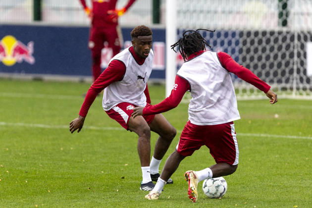 GER, Leipzig, Fussball, oeffentliches Training RB Leipzig im Bild v.l.: Abdoul Kone (RB Leipzig 02), Johan Bakayoko (RB Leipzig 11), Zweikampf 25.10.2026, RB Leipzig Training Akademie Cottaweg Leipzig DFL DFB REGULATIONS PROHIBIT ANY USE OF PHOTOGRAPHS AS IMAGE SEQUENCES AND OR QUASI-VIDEO, Copyright: HMBxMedia PaulxFritz