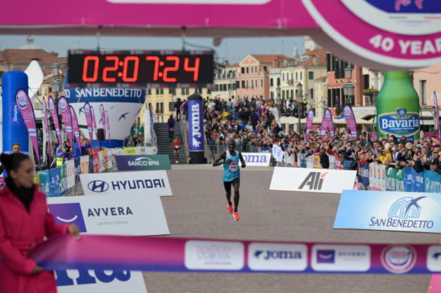 IPA90161000 - Hammington Kimaiyo of Kenya wins the marathon at the 40th Venice Marathon in 2026, a marathon race held in Venice, Italy, on October 25, 2026  Copyright: xAlessioxMarini IPAxSportx xx IPA90161000 IPA90161000