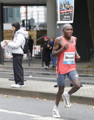 25.10.2026 Leichtathletik 43. Mainova Frankfurt Marathon hier Platz 3 für Benard Biwott Kenia Sieger 2024 Frankfurt Main Hessen Deutschland