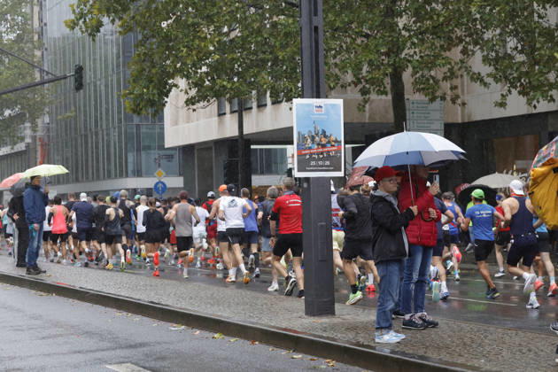 25.10.2026 Leichtathletik 43. Mainova Frankfurt Marathon bei Regen Zuschauer mit Regenschirmen Frankfurt Main Hessen Deutschland