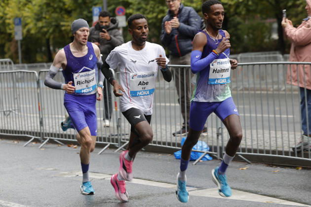25.10.2026 Leichtathletik 43. Mainova Frankfurt Marathon li Europameister Richard Ringer (LC Rehlingen Bestzeit 2:05:46 Std.) in Gedenken an Stillgeburt - Mi Abe Tilahun - re Haimro Alame Frankfurt Main Hessen Deutschland