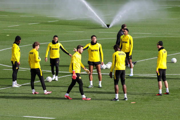 25.10.2026, xgrfx, Fussball 1. Bundesliga, Borussia Dortmund - Training v.l. Ethan Nwaneri, Jobe Bellingham, Filippo Mane (Borussia Dortmund) Dortmund
