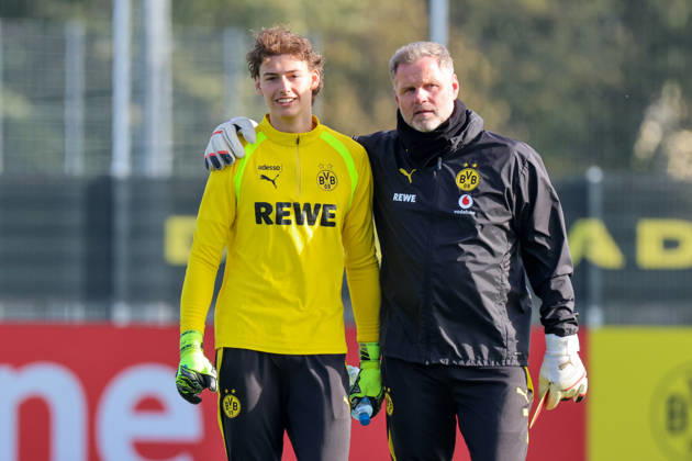 Dortmund, Deutschland: 25.10.2026 - Öffentliches Training - Borussia Dortmund Im Bild: v.li. der Zweite Torwarttrainer Matthias Kleinsteiber (BVB) mit einem BVB Nachwuchsspieler (DFL DFB REGULATIONS PROHIBIT ANY USE OF PHOTOGRAPHS as IMAGE SEQUENCES and or QUASI-VIDEO)