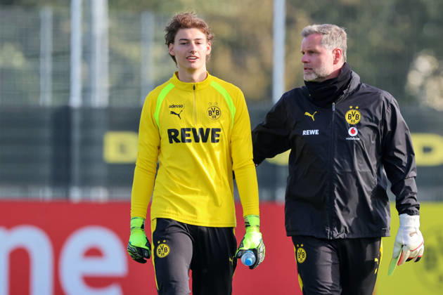 Dortmund, Deutschland: 25.10.2026 - Öffentliches Training - Borussia Dortmund Im Bild: v.li. der Zweite Torwarttrainer Matthias Kleinsteiber (BVB) mit einem BVB Nachwuchsspieler (DFL DFB REGULATIONS PROHIBIT ANY USE OF PHOTOGRAPHS as IMAGE SEQUENCES and or QUASI-VIDEO)