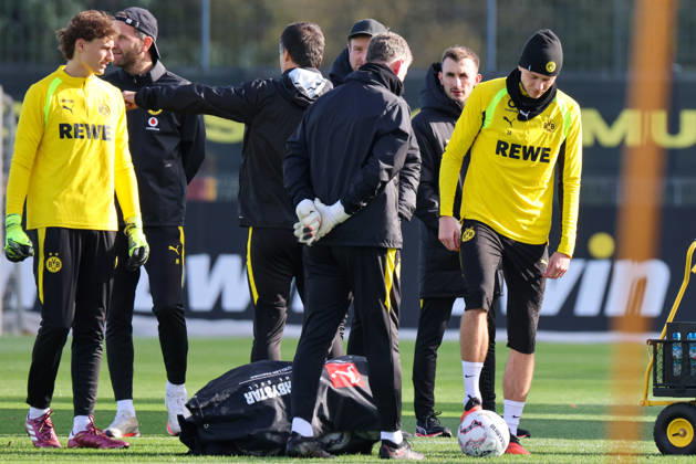 Dortmund, Deutschland: 25.10.2026 - Öffentliches Training - Borussia Dortmund Im Bild: Maximilian Beier (BVB), rechts im Bild (DFL DFB REGULATIONS PROHIBIT ANY USE OF PHOTOGRAPHS as IMAGE SEQUENCES and or QUASI-VIDEO)